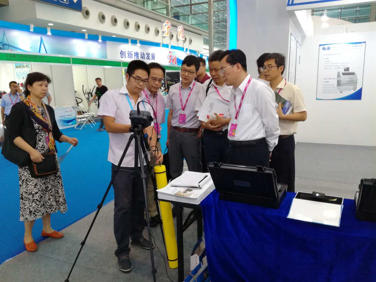 深圳市相關(guān)領(lǐng)導(dǎo)蒞臨亞泰光電展位指導(dǎo)考察