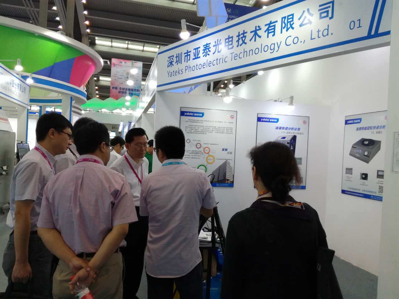 深圳市相關(guān)領(lǐng)導(dǎo)跟亞泰光電工作人員親切交流