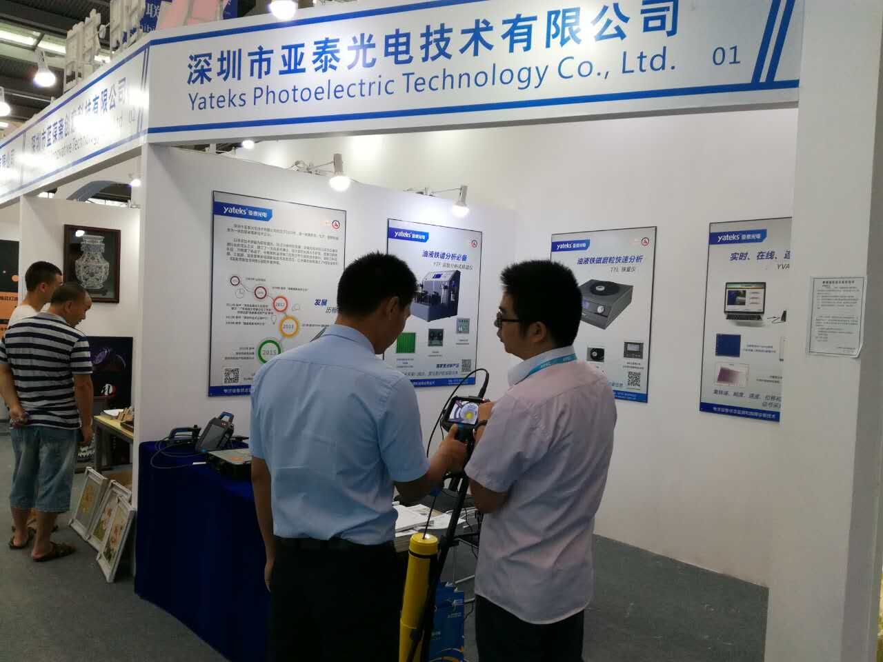 現(xiàn)場(chǎng)客戶與亞泰工作人員交流