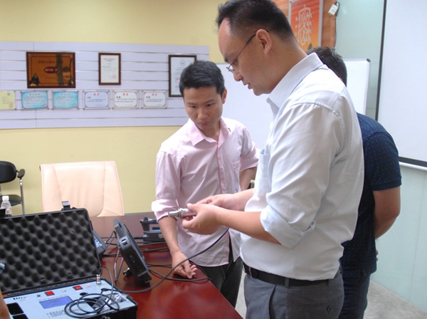 現場進行快速油品分析儀演示