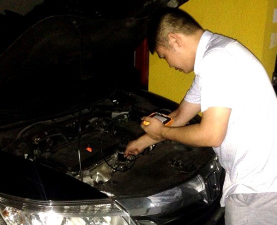 車主周先生在用亞泰光電ＣＩＥ汽車內(nèi)窺鏡檢查愛車