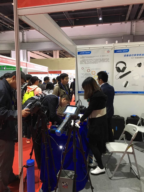 亞泰光電展臺(tái)前現(xiàn)場(chǎng)咨詢(xún)與留言觀眾