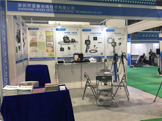 法蘭克福汽配展亞泰光電展臺前展示的工業(yè)內窺鏡、視頻內窺鏡等產品