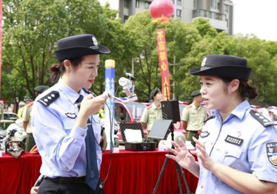 工作人員現(xiàn)場用直播平臺(tái)進(jìn)行網(wǎng)絡(luò)直播