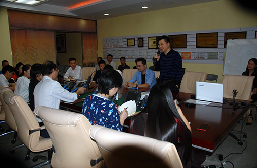 新品發布會現場,亞泰光電總經理鄭總首先致詞