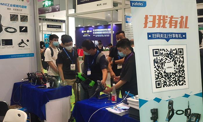 深圳工業(yè)內(nèi)窺鏡展展會(huì)現(xiàn)場(chǎng)亞泰光電展臺(tái)前現(xiàn)場(chǎng)觀眾試用亞泰光電內(nèi)窺鏡產(chǎn)品性能、特點(diǎn)